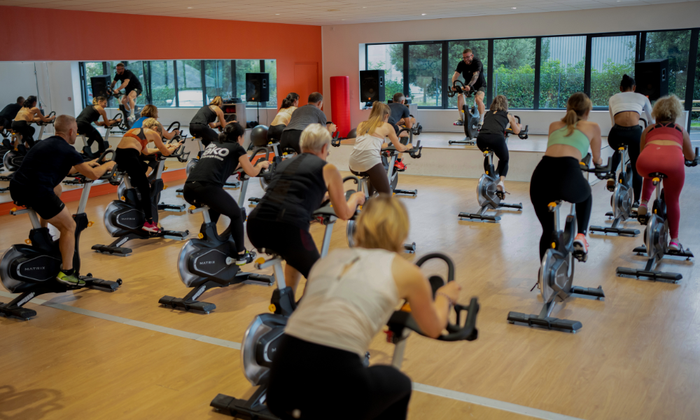 clase de personas haciendo spinning