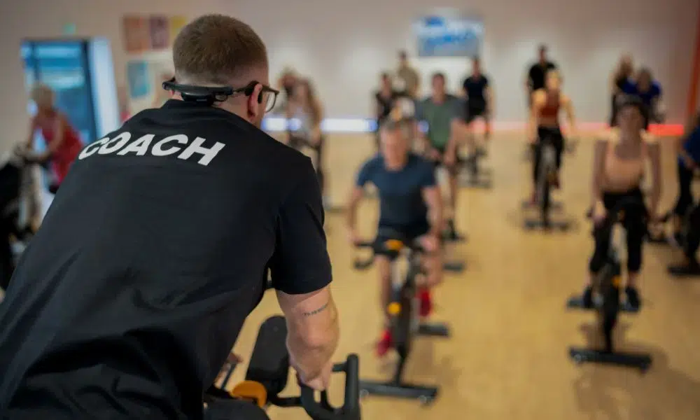 coach impartiendo clase de ciclo indoor