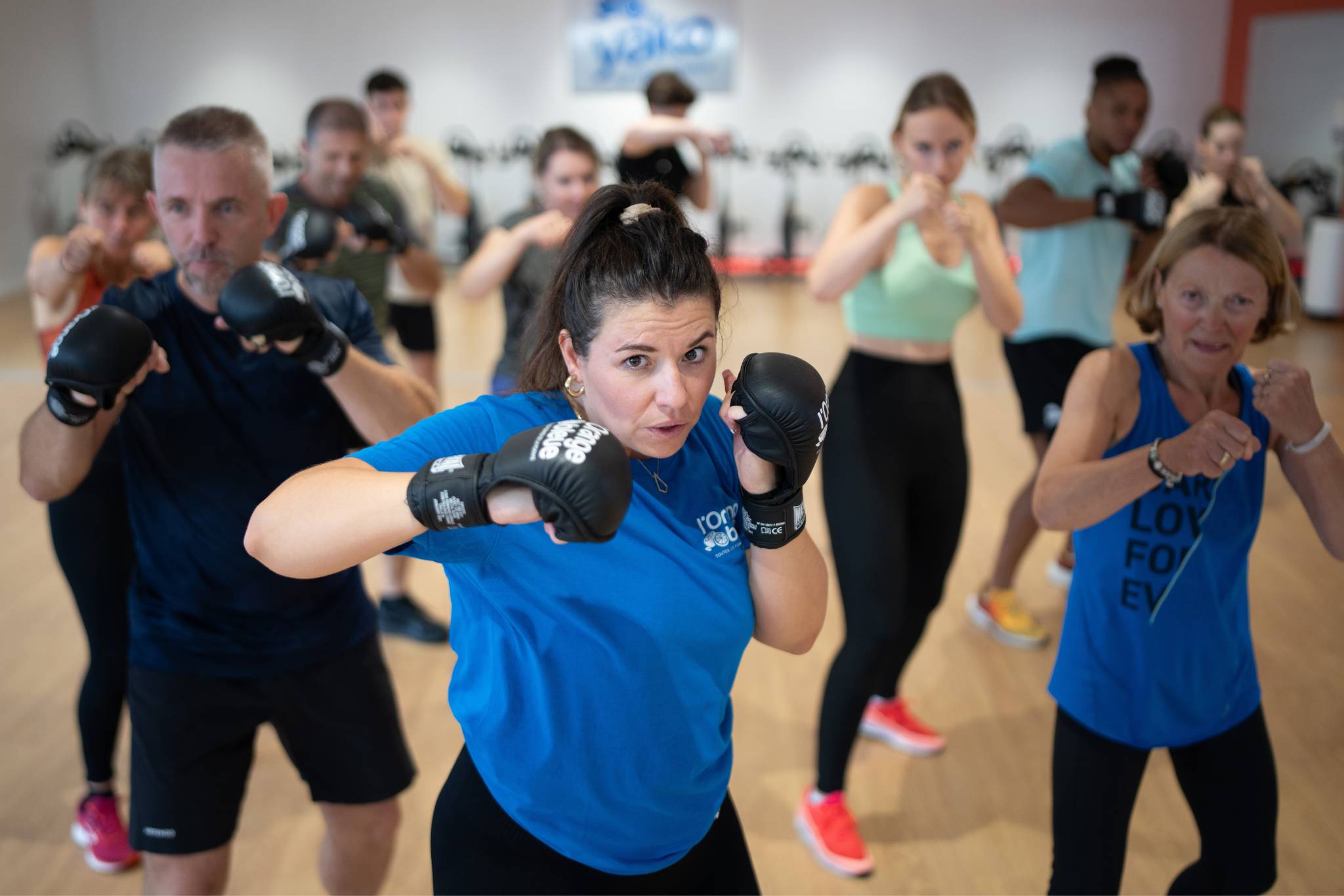 coach indicando como pegar puñetazos durante la clase de body pump