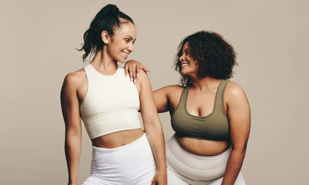 dos mujeres sonriendo