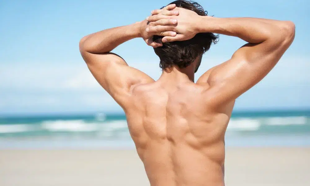 hombre con musculatura en la espalda