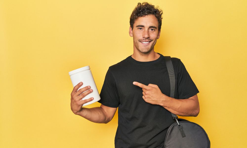hombre enseñando shaker de proteina