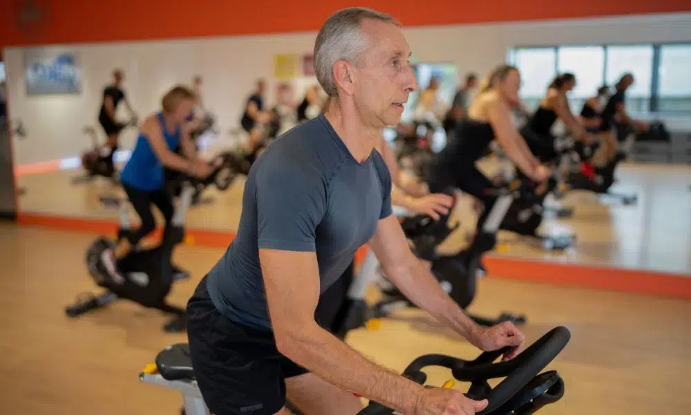 hombre haciendo clase de spinning