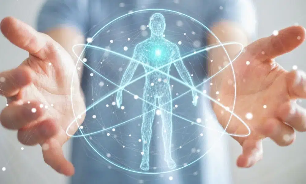 hombre manteniendo aura del cuerpo humano