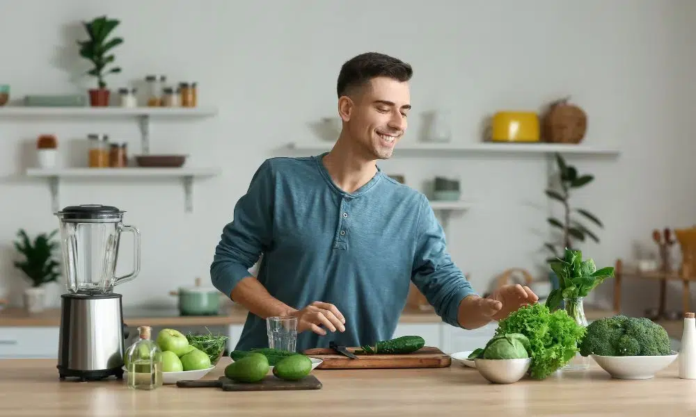 hombre preparando verduras para batido saludable