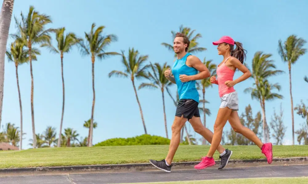 hombre y mujer corriendo en paseo maritimo