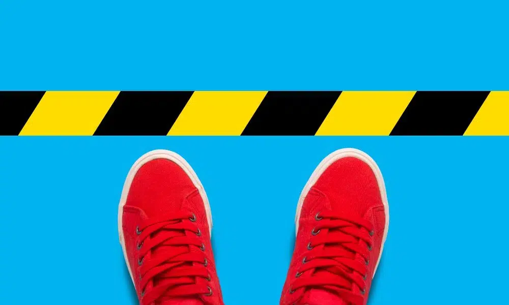linea de meta con zapatillas rojas
