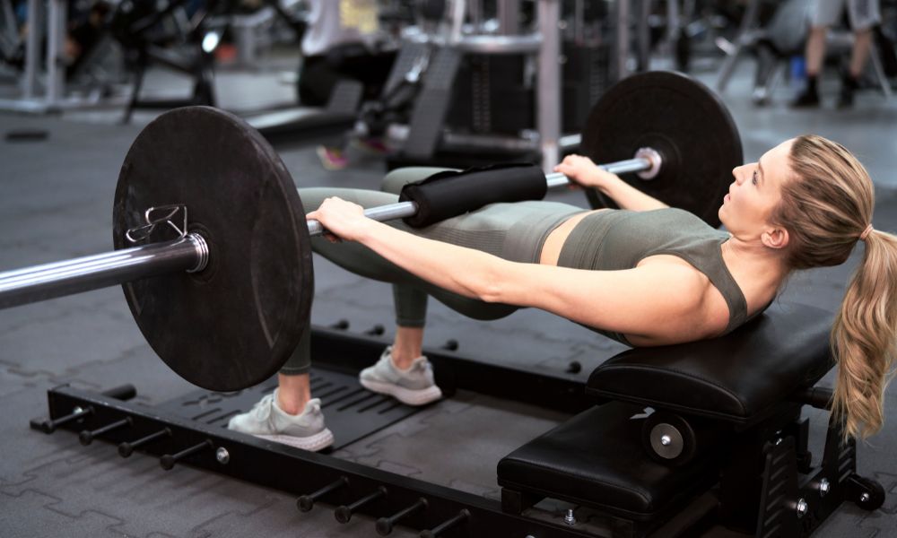 mujer haciendo hip thrust