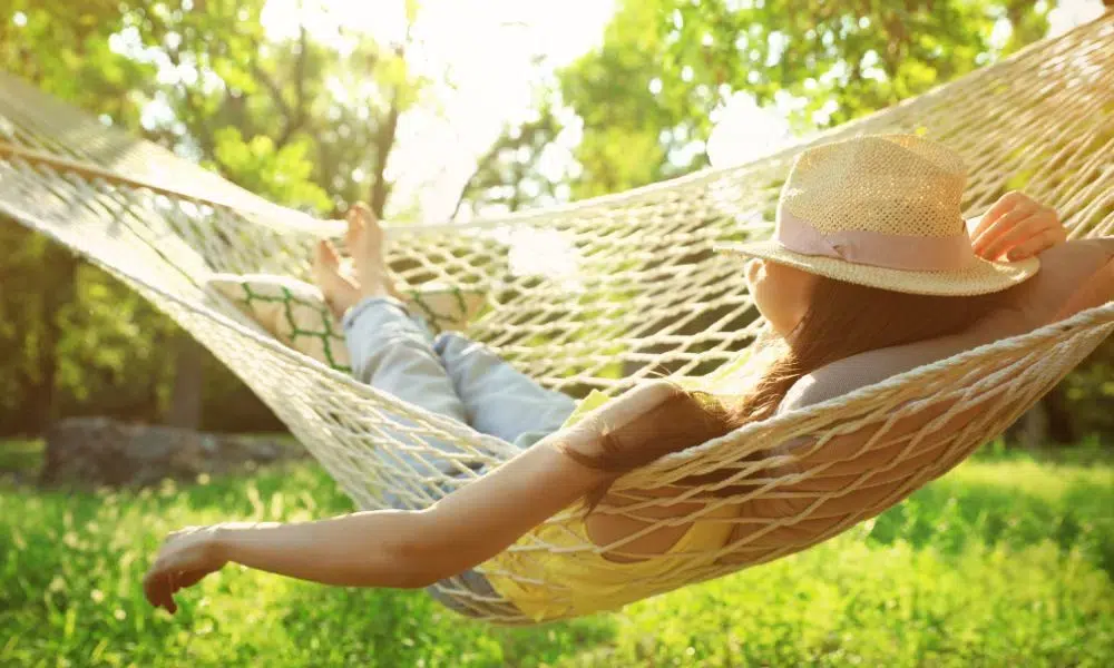 mujer tomando el sol en una hamaca