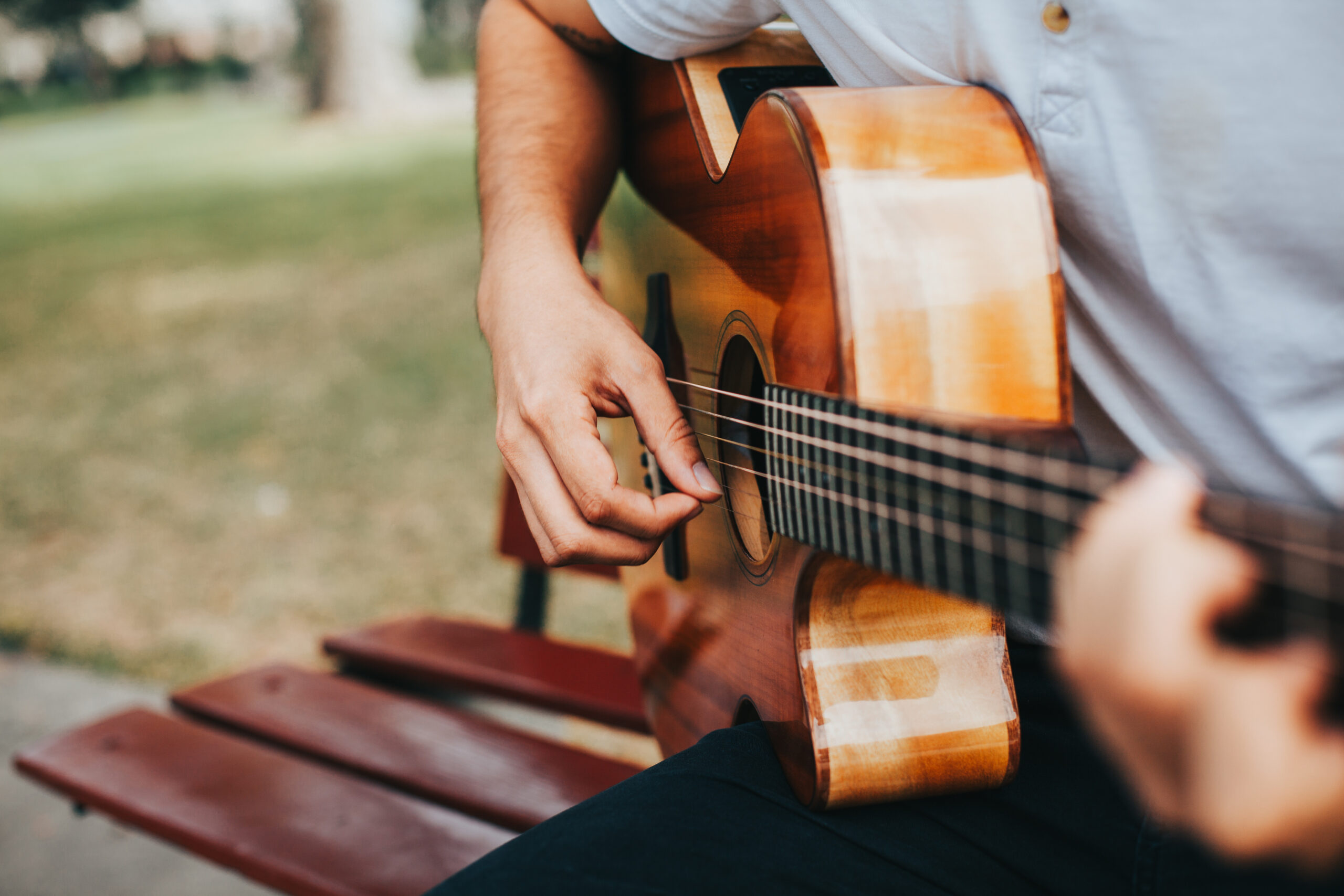 Un homme qui joue de la guitare.