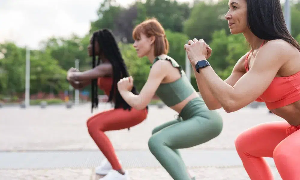 chicas haciendo squat sumo