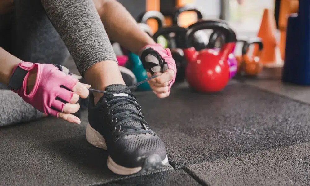 deportista atandose los cordones