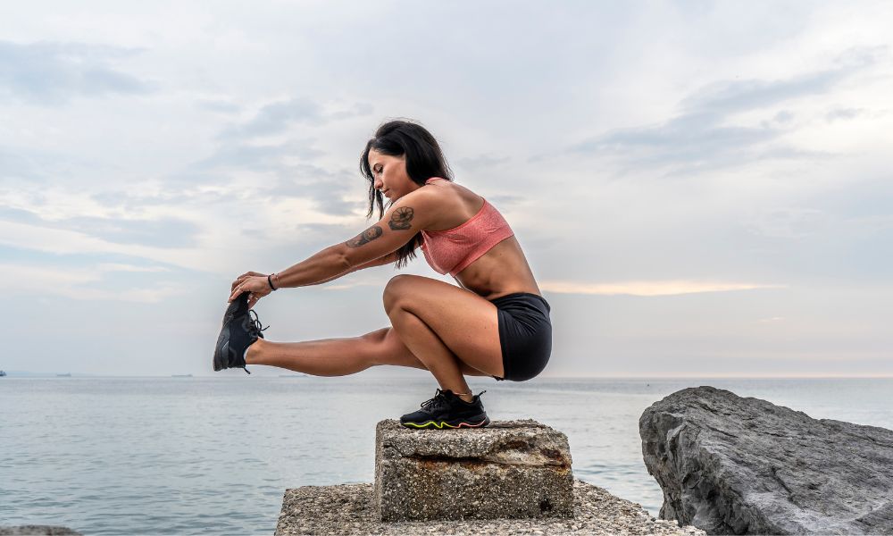 mujer haciendo equilibrio en la playa
