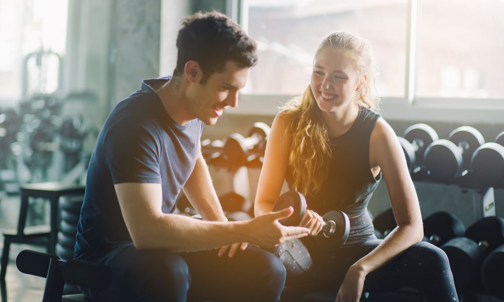 homme et femme muscles au repos ou en discussion