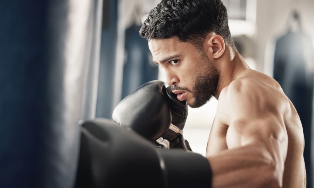 homme sac de frappe boxe