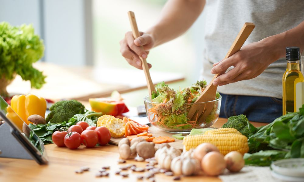 cuisinier homme sainement