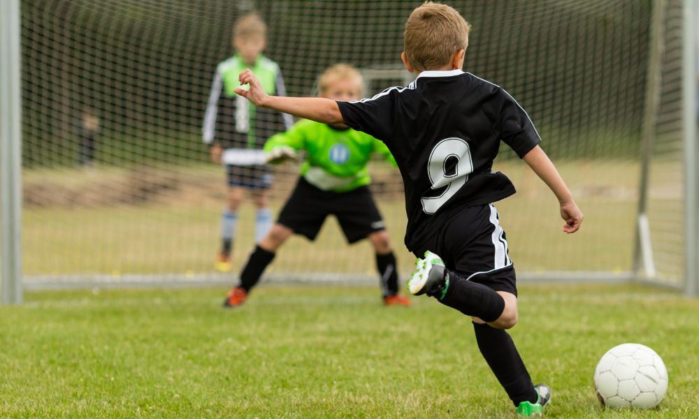 enfant jouant au football