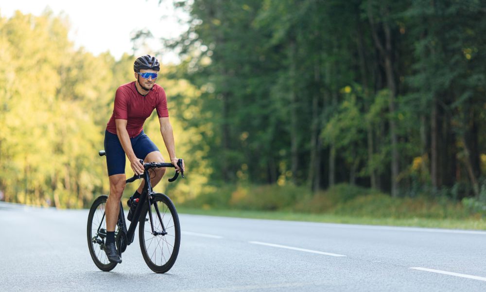 homme en velo de route
