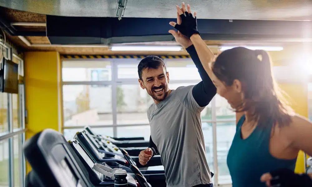 cinta de correr mujer y hombre sonriendo