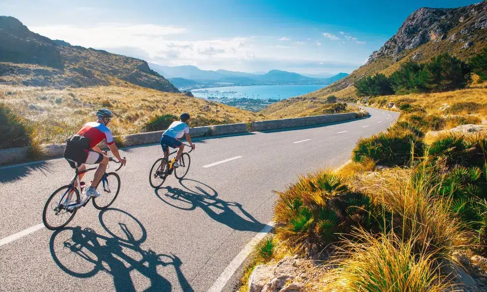2 personas haciendo bici