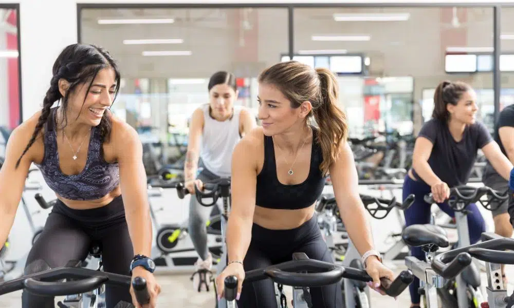 compañeras de trabajo haciendo bicicleta