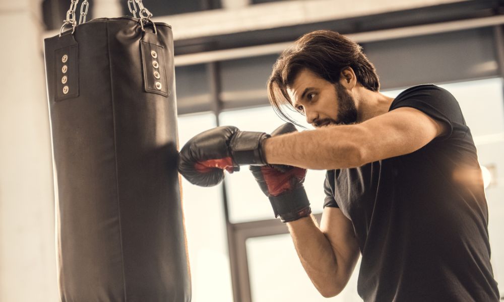 hombre haciendo boxing