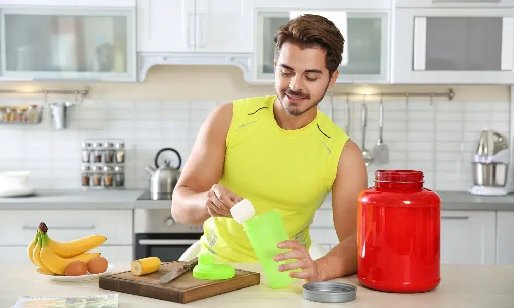 hombre preparando shaker de bcaa