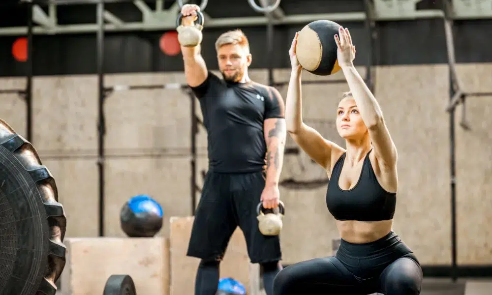 hombre y mujer haciendo crosstraining