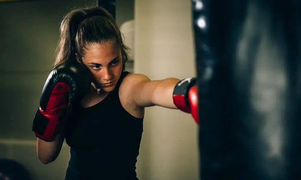 mujer golpeando a saco de boxeo