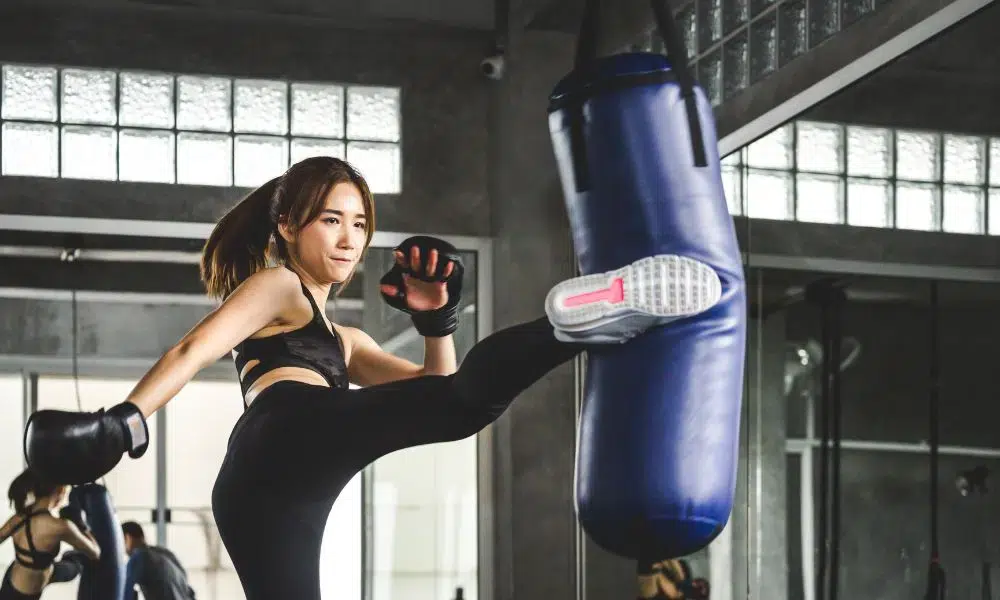 mujer haciendo cardio box