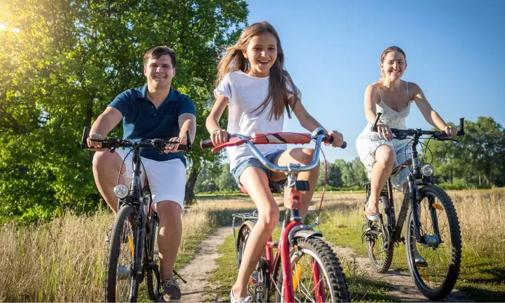 paseo en bicicleta en familia en dia soleado