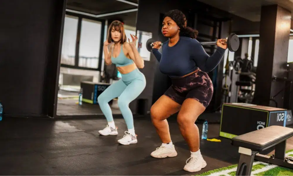 chicas haciendo sentadillas en casa