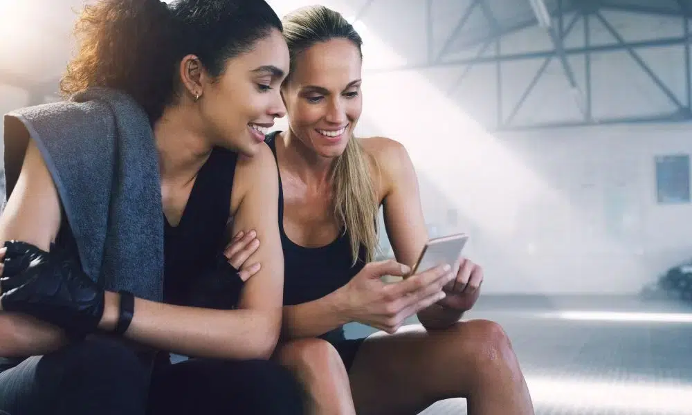 chicas mirando el movil en el gimnasio