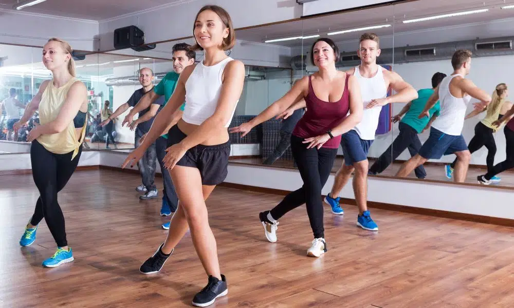clase de baile en gimnasio