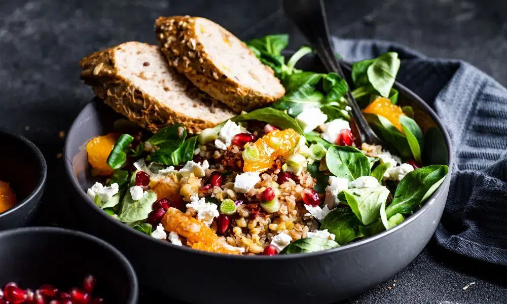 ensalada de quinoa con pan integral