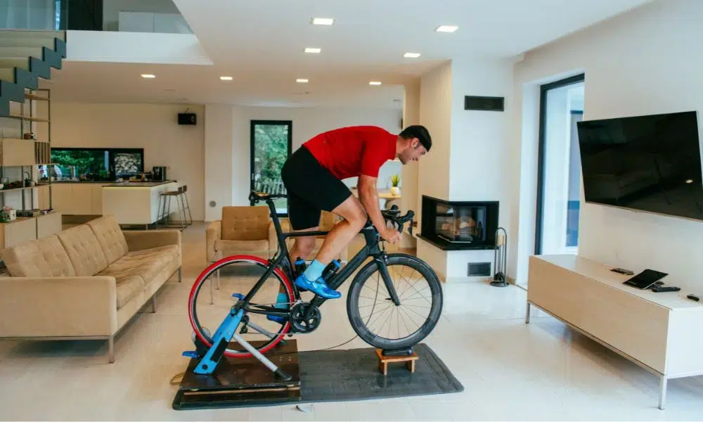 hombre haciendo bicicleta estatica en casa