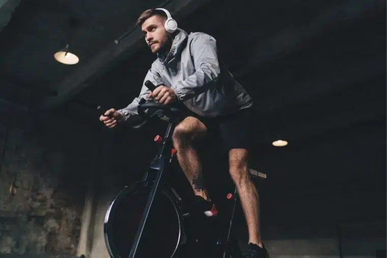 hombre pedaleando durante una clase de ciclo indoor