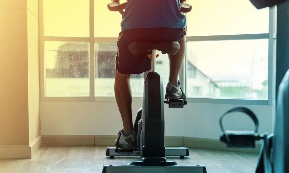 hombre pedealeando en bicicleta estatica