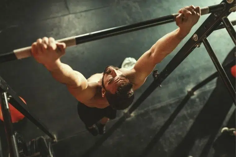 hombre suspendido en grip en crossbox