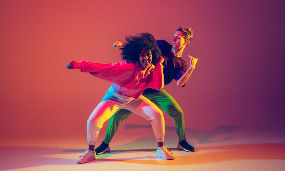 hombre y mujer bailando hip hop