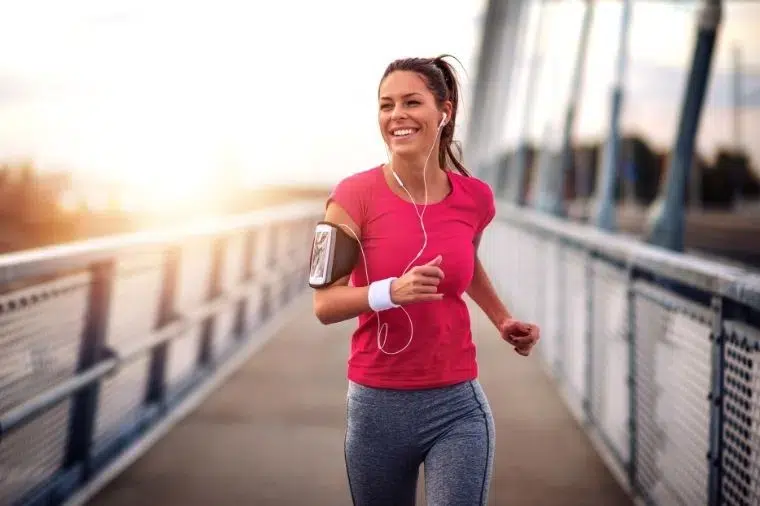 mujer corriendo y escuchando musica en sus cascos