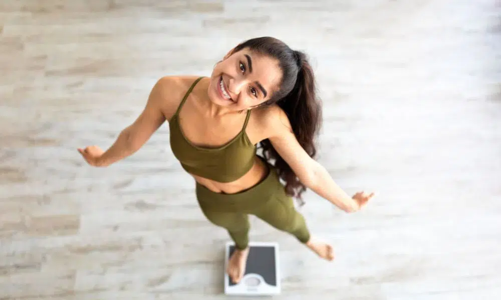 mujer sobre una bascula