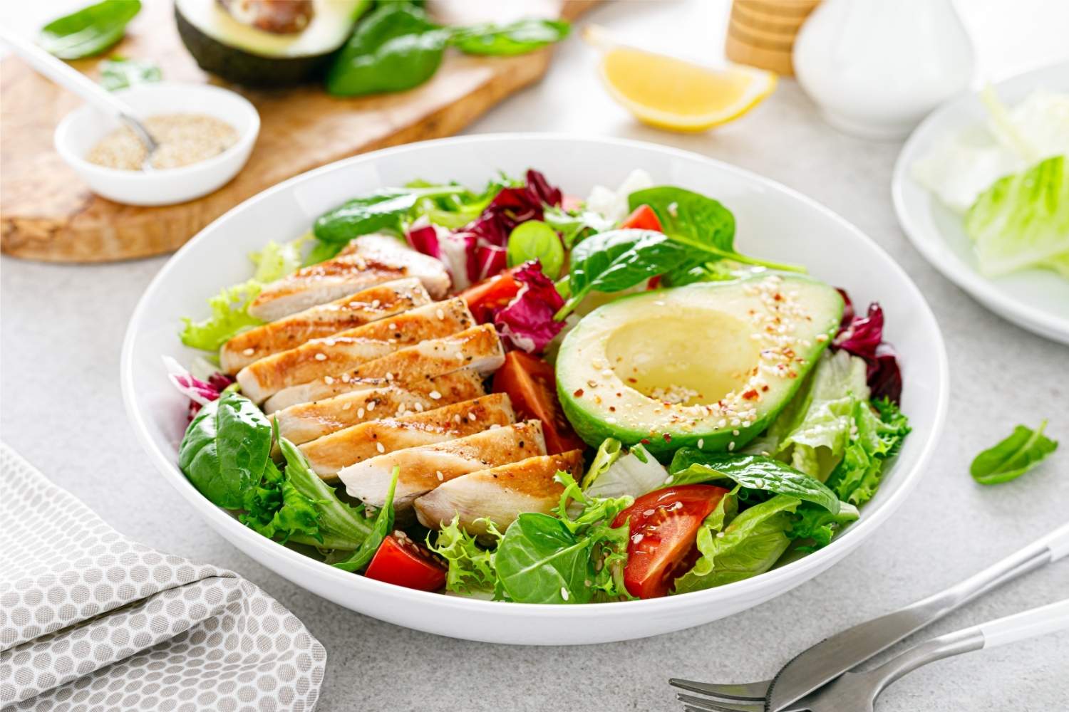 ensalada de pollo y aguacate