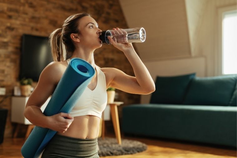 femme avec tapis de yoga