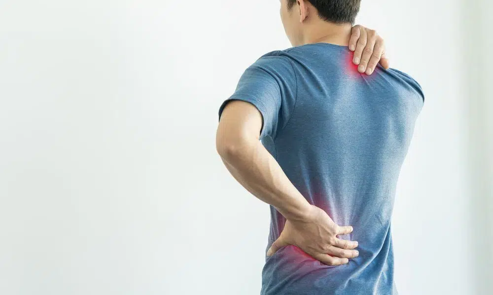 hombre tocandose la espalda por el dolor