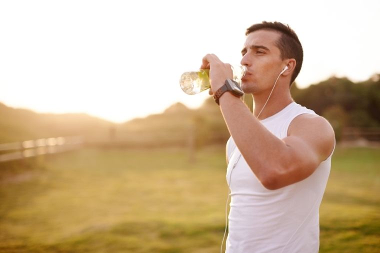 homme avec bouteille d eau 2
