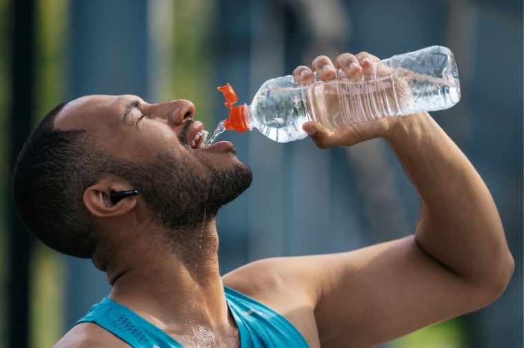 homme avec bouteille d eau