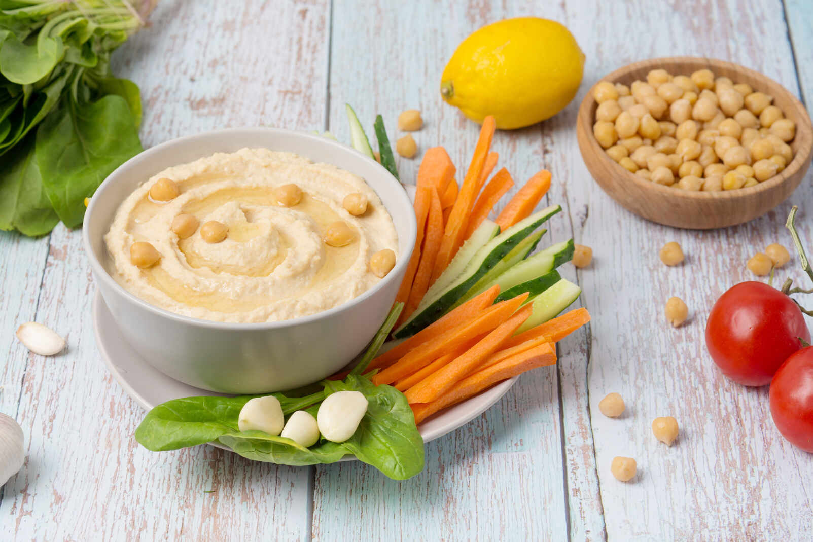 hummus casero con crudités de verduras
