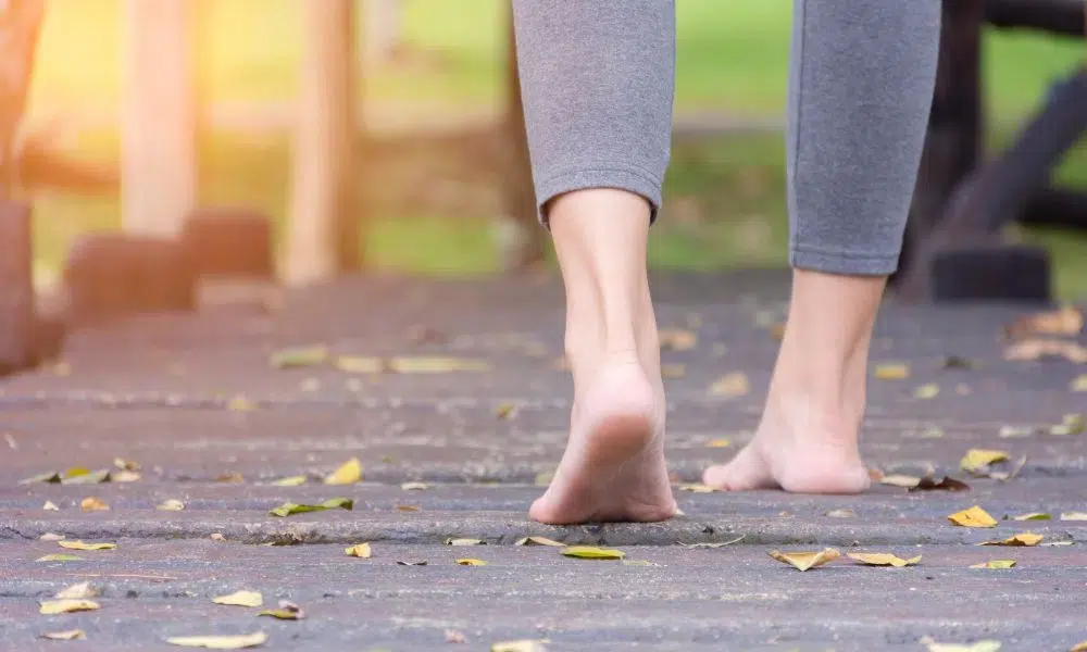 mujer caminando descalza