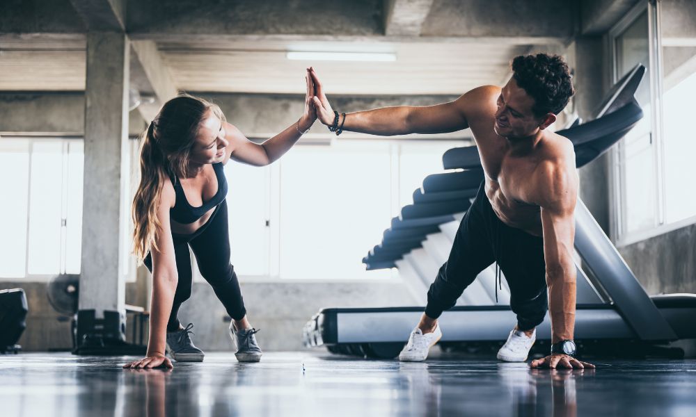 mujer y hombre haciendo plancha juntos